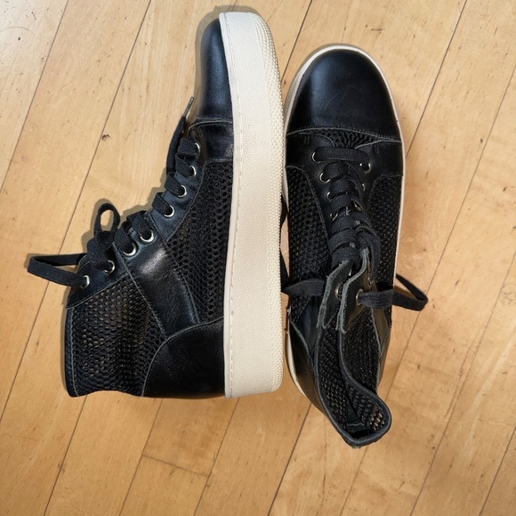 Vince Camuto Black leather/ mesh sneaker, 7.5, CB2318 - Picture 2 of 8